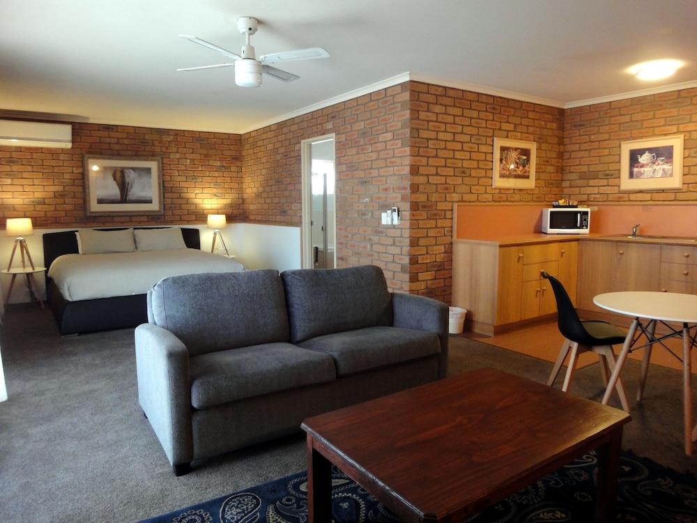 Summerhill Motor Inn (Adults Only) Меримбула Екстер'єр фото
