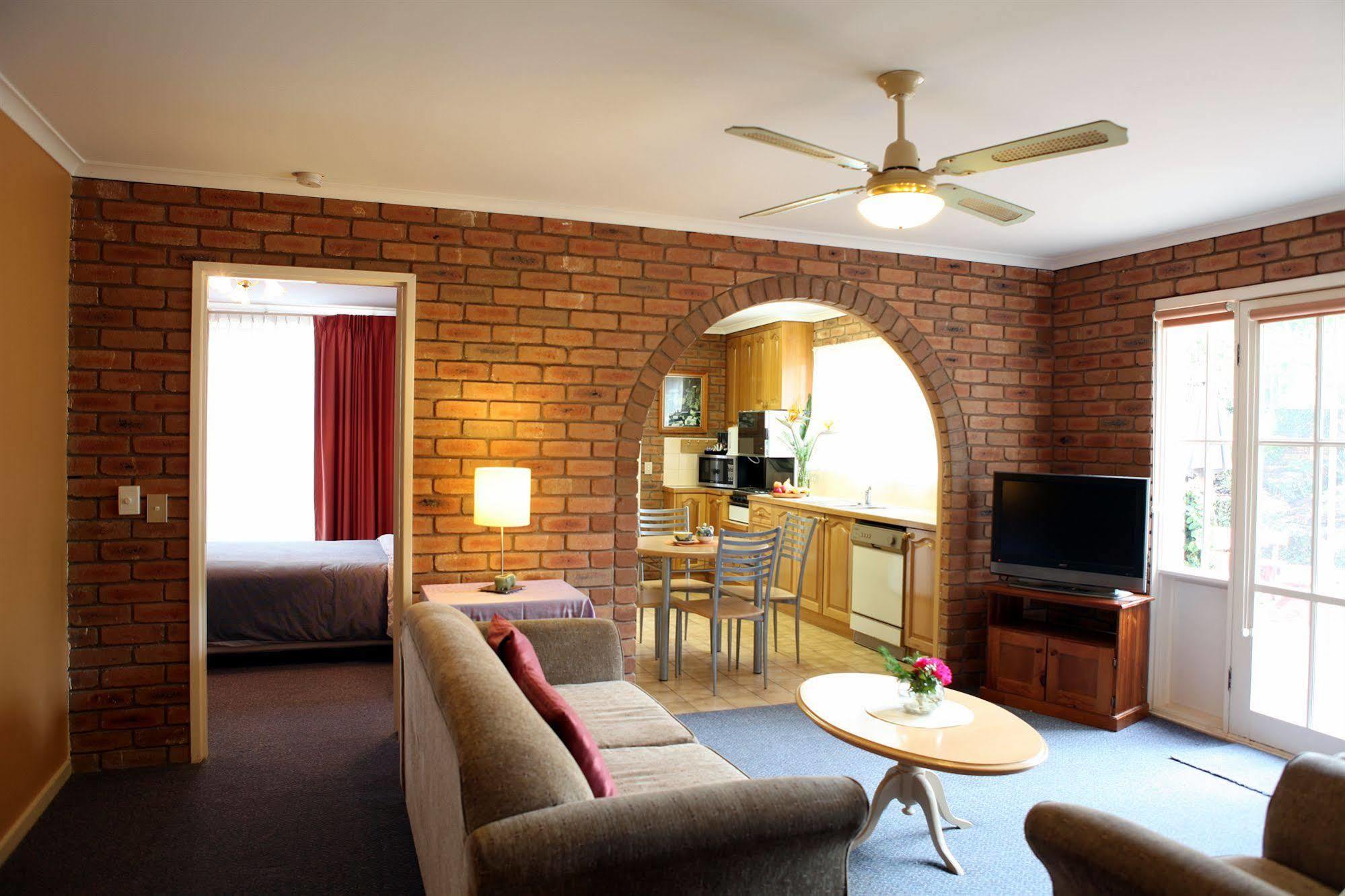 Summerhill Motor Inn (Adults Only) Меримбула Екстер'єр фото